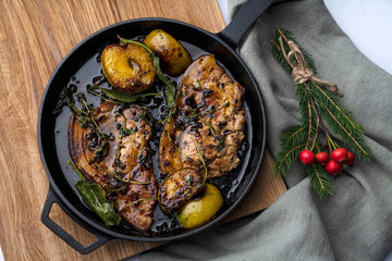 Chuletas asadas con manzana y canela